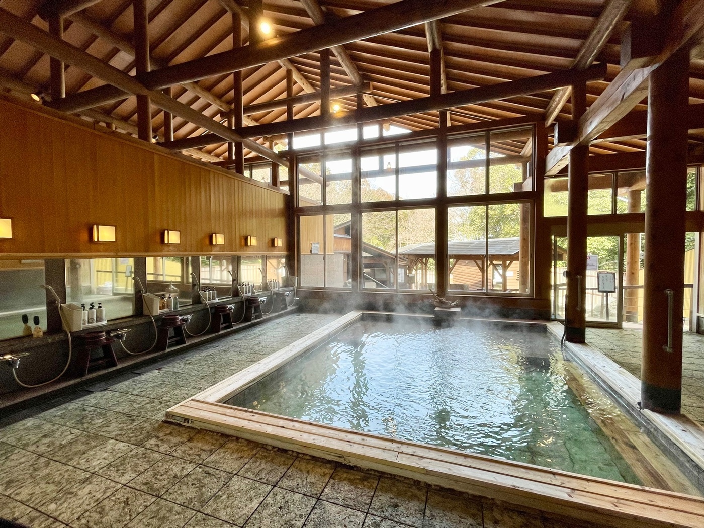 都心から約1時間で深い森の温泉リゾート体験！四季の湯温泉ホテルヘリテイジ【公式】の画像