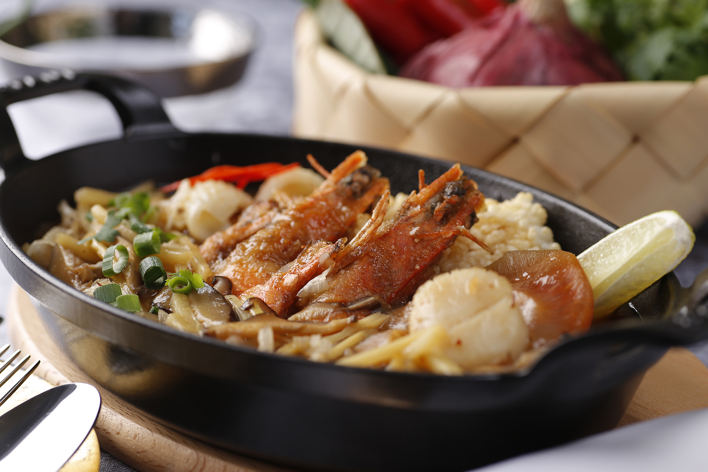 横浜で忘年会するなら夜景×本格タイ料理！横浜駅徒歩1分｜QUEEN of THAILAND YOKOHAMA【公式】の画像