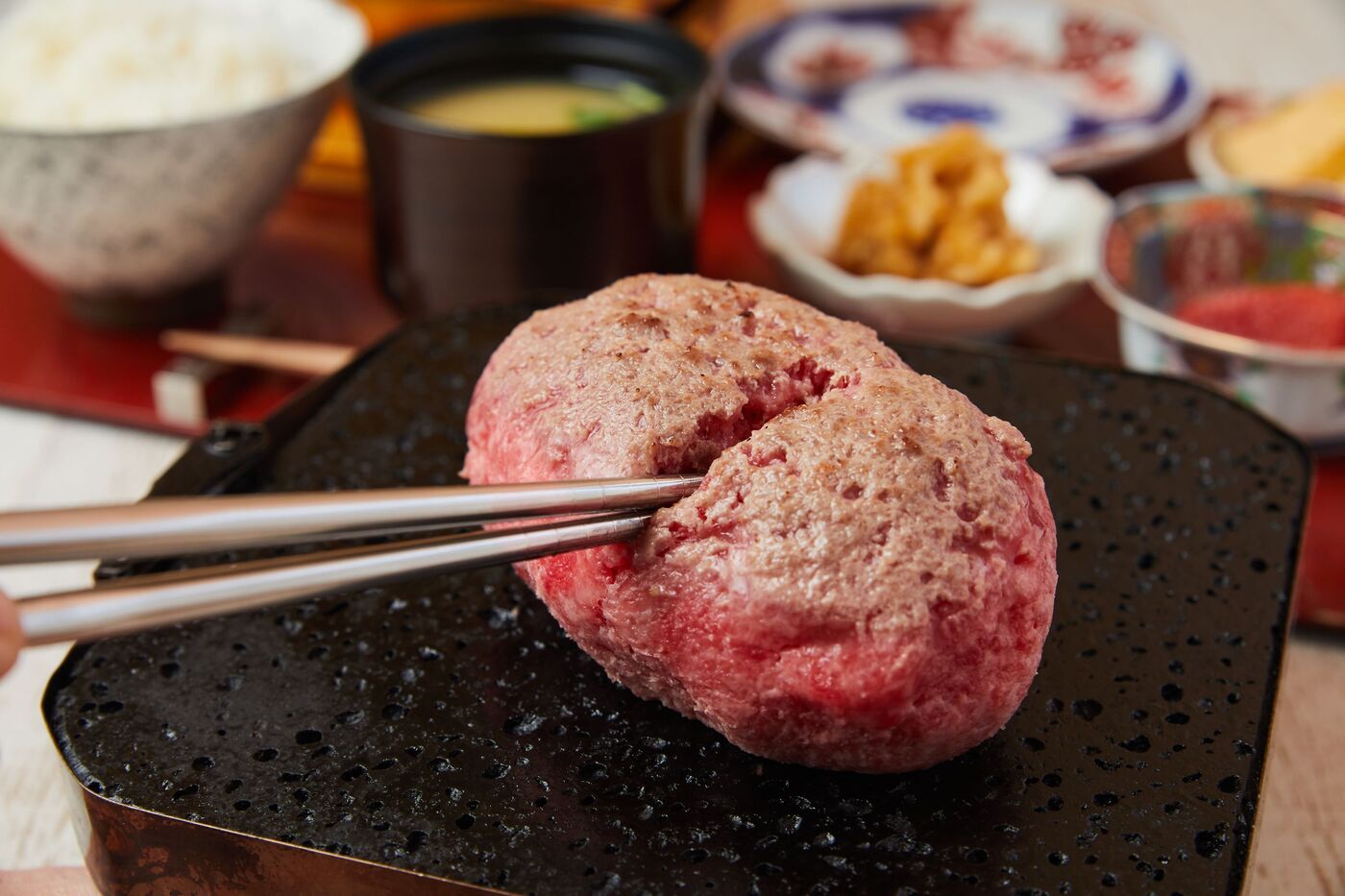 ハンバーグ定食が自慢の『釜元はん米衛中目黒店』！熟成和牛レアハンバーグを堪能の画像