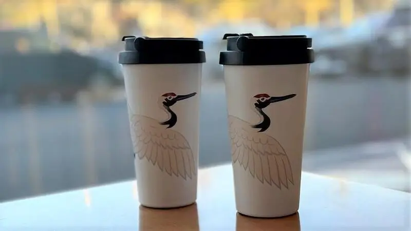 雪原に舞う“湿原の神”タンチョウと心温まる限定タンブラー体験 2枚目