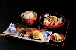 ランチ＆昼飲みするなら『佐渡の旬と地酒 のど黒のあくび 御徒町店』！定食とコースで味わう直送鮮魚