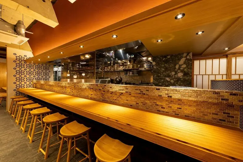 炭火×薪焼き×いけす!三拍子そろった天神の炉端居酒屋「いけすと炭と薪焼と 博多 とりとりと」【PR】 1枚目