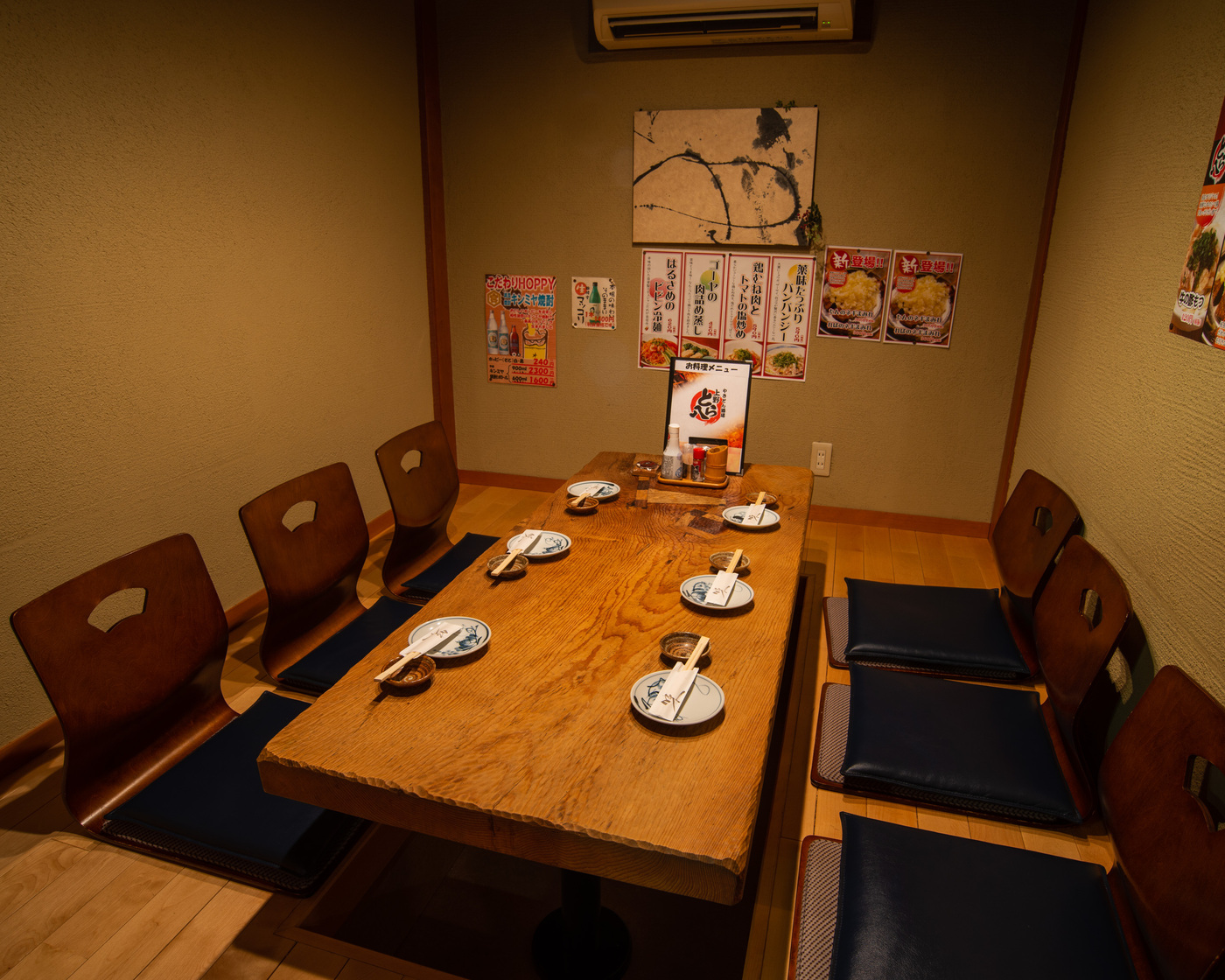仕事帰りの一杯に立ち寄りたい！新橋ガード下｜やきとん酒場 新橋とら八【公式】の画像