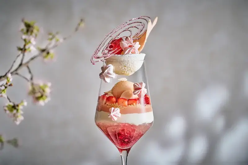 桜といちごが重なる春限定の華やかスイーツ 1枚目