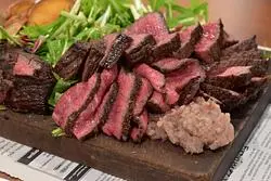 なんばでお肉をガッツリ食べるなら『源兵衛 なんば店』！豪快な塊肉ステーキを堪能