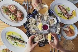 櫛田神社前駅すぐのオイスターバー『BACARO CARBON oyster bar』！生牡蠣×ワインを気軽に楽しむ大人酒場