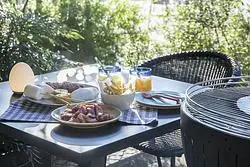 天王洲で手ぶらBBQなら『炭火×薪火×レストラン RIDE』！運河沿いテラスで楽しむ大人のリゾート体験