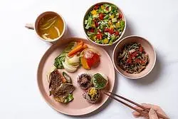 『THE BASEMENT HOTEL Osaka Honmachi』の朝ごはんがプチリニューアル！自分好みで楽しむ一汁三菜プレート