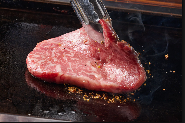 東京スカイツリーを望む隅田川2.5時間クルーズ！もんじゃ食べ放題×国産牛ステーキの贅沢ランチ体験『江戸前汽船 もんじゃ屋形船』の画像
