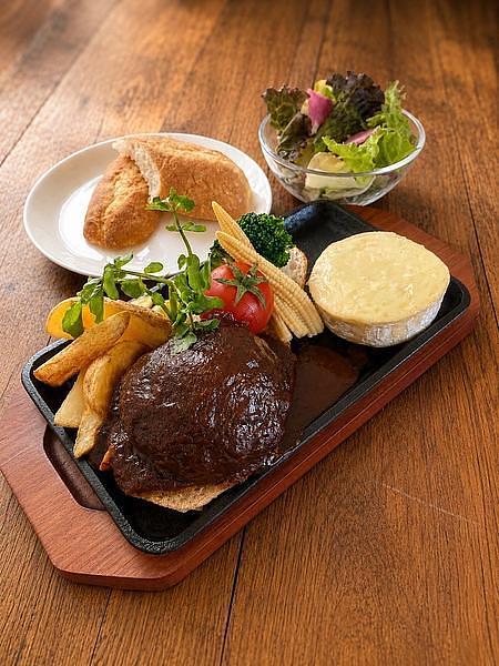 【日暮里】谷根千散策の途中に立ち寄りたい24時間カフェ！ペット同伴OKの『サクラカフェ＆レストラン日暮里』でレトロ洋食やクラフトビールを満喫の画像