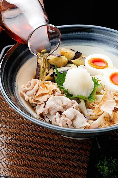 【甲府】駅徒歩約3分！カウンターで気軽に楽しめる創作ほうとう専門店『紅梅や 甲府駅前店』が2026年6月オープンの画像