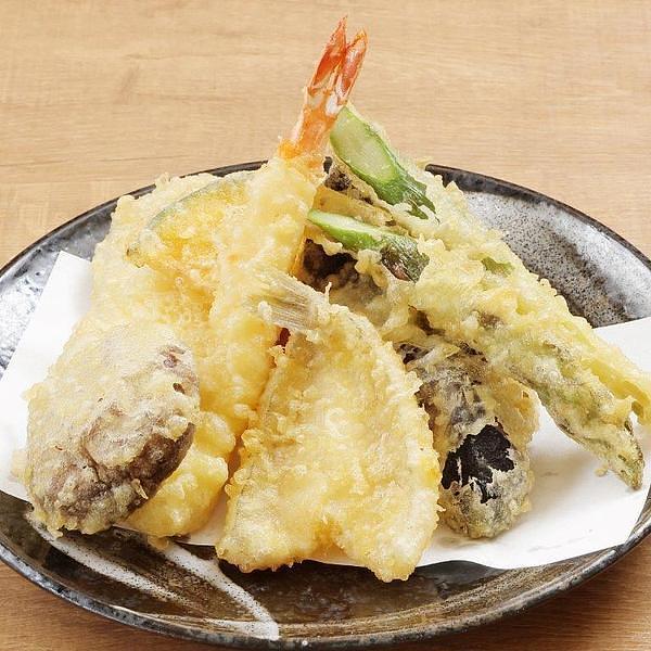 【難波】「映えてもうまい」赤酢寿司と創作天ぷらの大衆酒場『ニューツルマツ』で女子会やサク飲みを満喫の画像