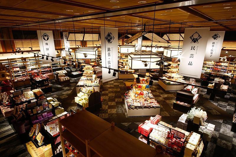 【高山】開業50周年！7,000点以上のお土産と手作り体験が楽しめる『飛騨物産館』の魅力を紹介の画像