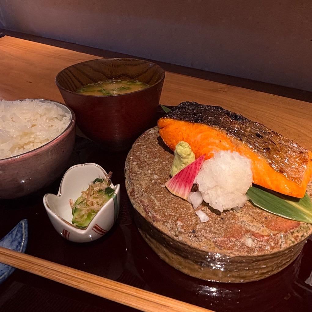 【谷町六丁目】1Fが魚屋で2Fが炉端居酒屋！中央市場直送の鮮魚と山形県産「雪若丸」が楽しめる『魚座商店』の画像