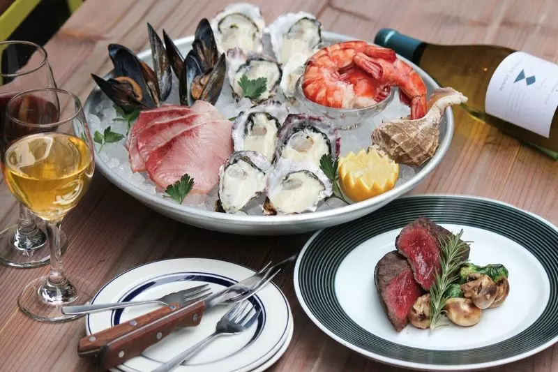 ワインに合うオシャレな牡蠣料理に舌鼓♪ 1枚目