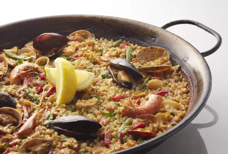 シェフのセンスが光る♡鶏肉と魚介の出汁が効いた「パエリア」がおすすめ! 1枚目