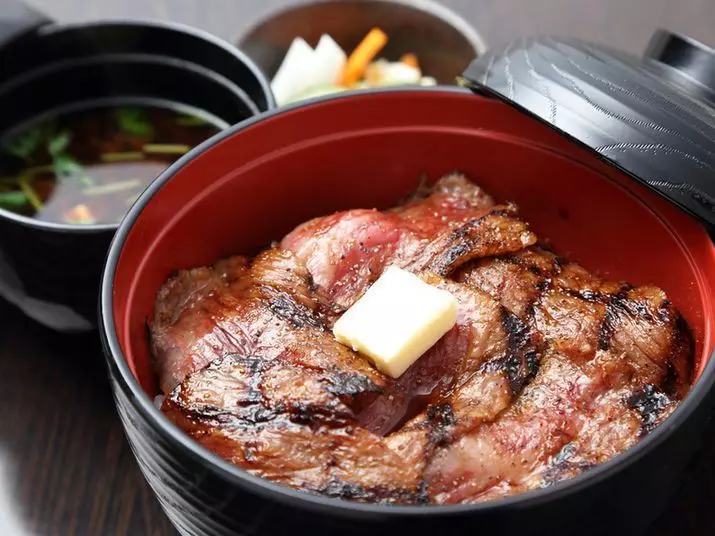 お店イチ押しは、ジューシーなビフテキ丼! 1枚目