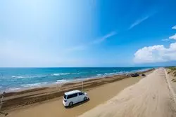 【1分で巡る絶景】波打ち際を、車で駆け抜ける「千里浜なぎさドライブウェイ」