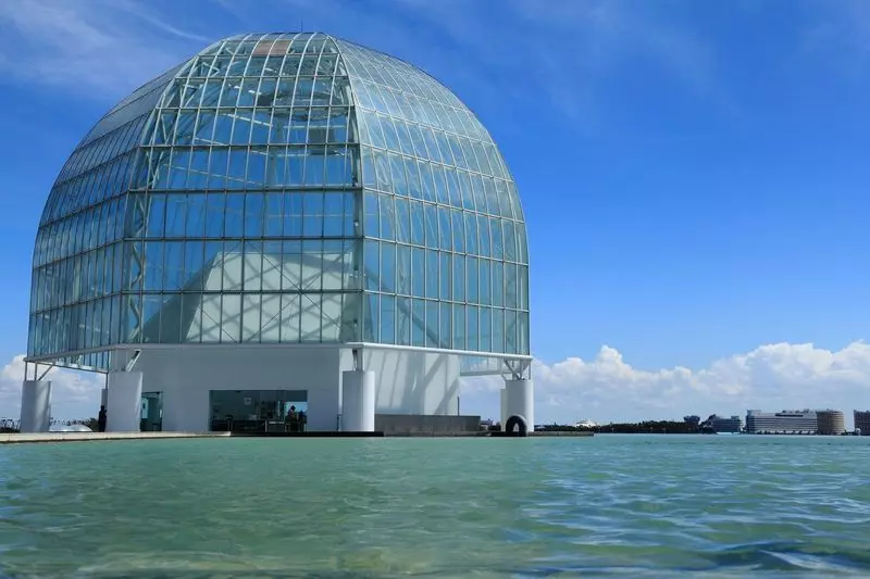 まるで海に繋がっているように見える不思議な建築！ 1枚目