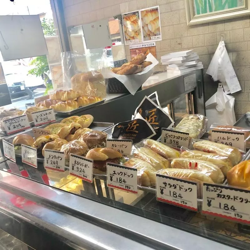 パンからケーキまで選びきれないほど種類が…！ 1枚目