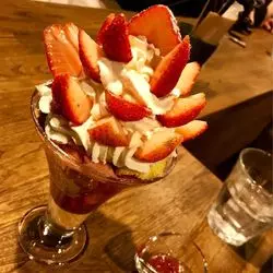 札幌で夜パフェ！フォトジェニックなイチゴスイーツ専門店♡