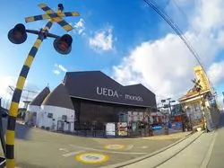 レストランの敷地内に線路が！？大阪の話題写真映えスポット