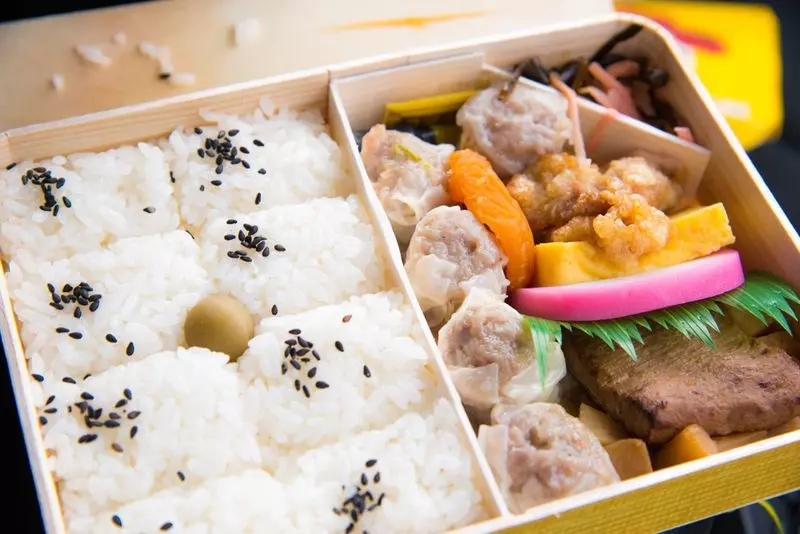 言わずと知れた名店・崎陽軒のシウマイ弁当! 1枚目