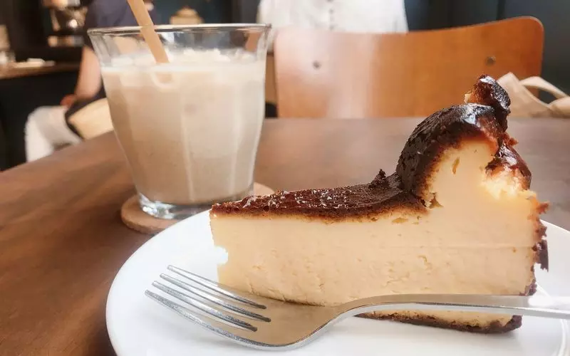 【カフェ】コーヒーと一緒にバスクチーズケーキを「Okusawa Factory Coffee and Bakes」@奥沢 1枚目