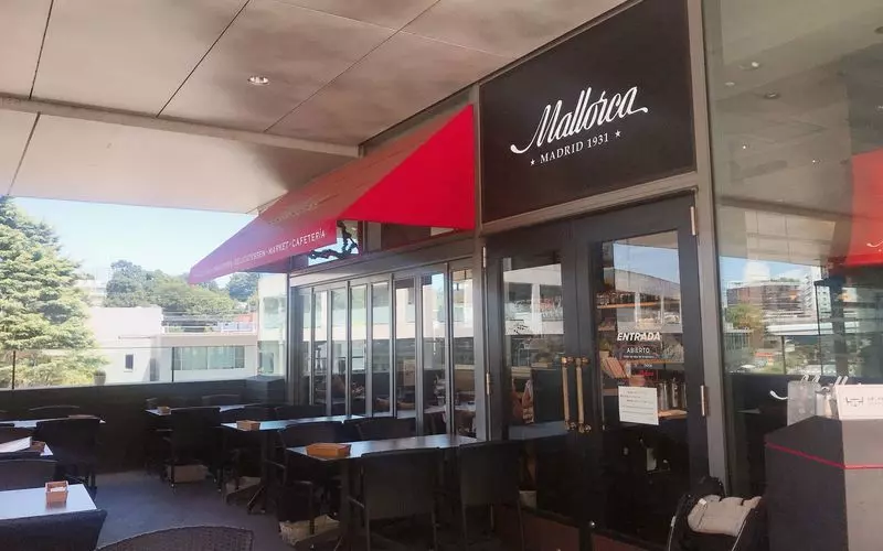 店内やテラス席でイートインも可能! 1枚目