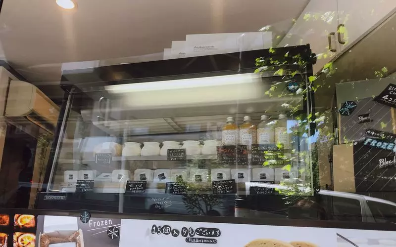 冷凍された状態のバスクチーズケーキを購入することも可能! 1枚目