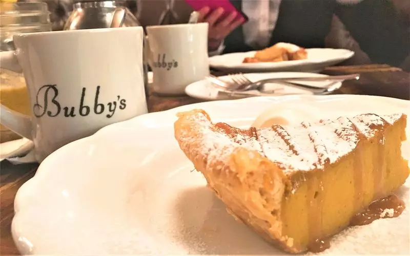 ゆったりとした店内で大人気の「アップルパイ」を♡ 1枚目