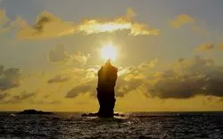 【1分で巡る絶景】奇跡の一瞬を。「ローソク島」が魅せる息を呑む夕日とは