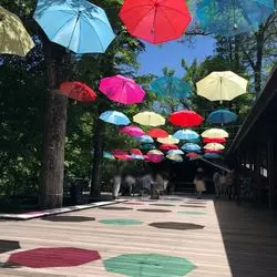 ハルニレテラスの「軽井沢アンブレラスカイ」にお出かけしませんか♪