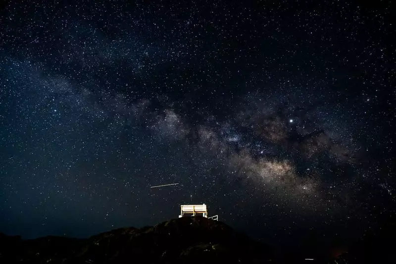 白いベンチと天の川の絶景 1枚目