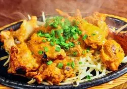 五反田で味わう居酒屋料理×本場のネパール料理！どちらも楽しめる「半分半分」とは
