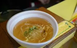 【神戸】高級食材フカヒレのラーメンを食べ歩き！？「鮫麺屋」が話題