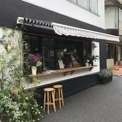 季節のお花に囲まれて焼き菓子を。東京にあるコーヒースタンドへ♪