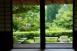 都会に日本の原風景！？愛知・東山動植物園に佇む「合掌造りの家」