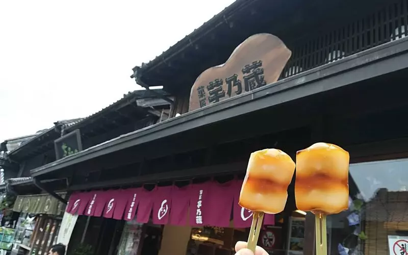 筆者のおすすめはこちら！食べ歩きもしやすい「ポテ蔵みたらし団子」 1枚目