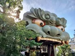 今にも噛みつかれそう！超巨大な獅子頭が待ち構える大阪の神社