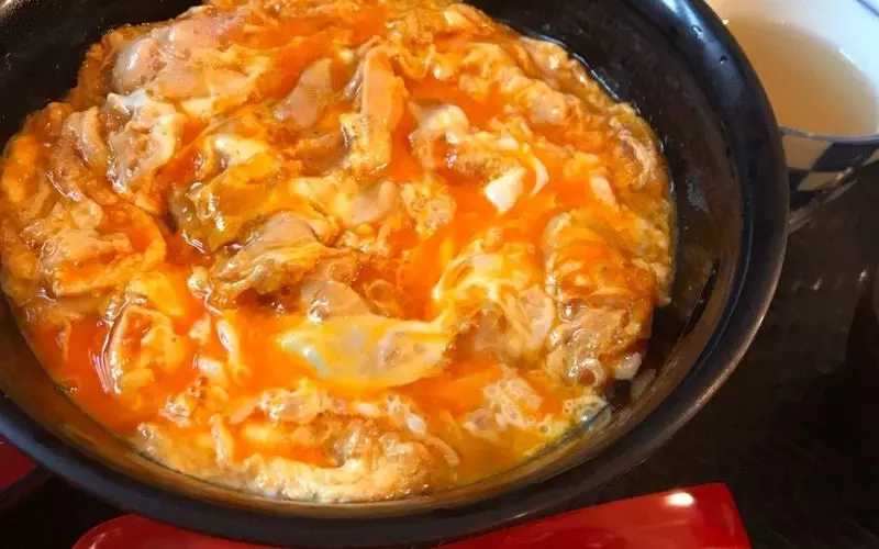 出汁のうま味が凝縮！トロトロの親子丼 1枚目