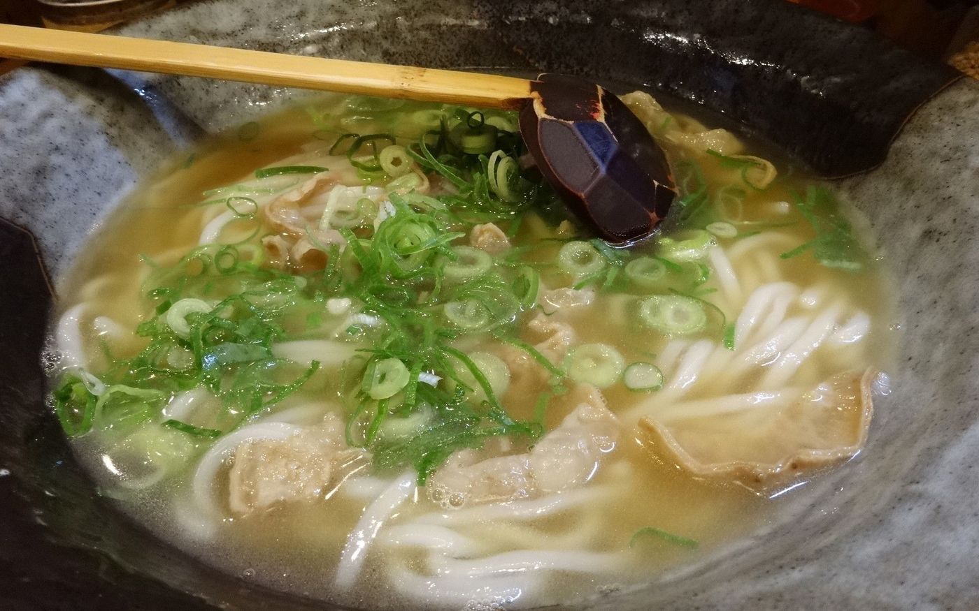 大阪で絶品かすうどんを食べるなら！カリっと旨味が広がります♡の画像