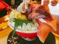 新鮮魚と山盛海鮮丼を召し上がれ！極上のお魚ランチを札幌で♡