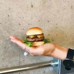 手のひらサイズのハンバーガー？！注目の大阪カフェ♡